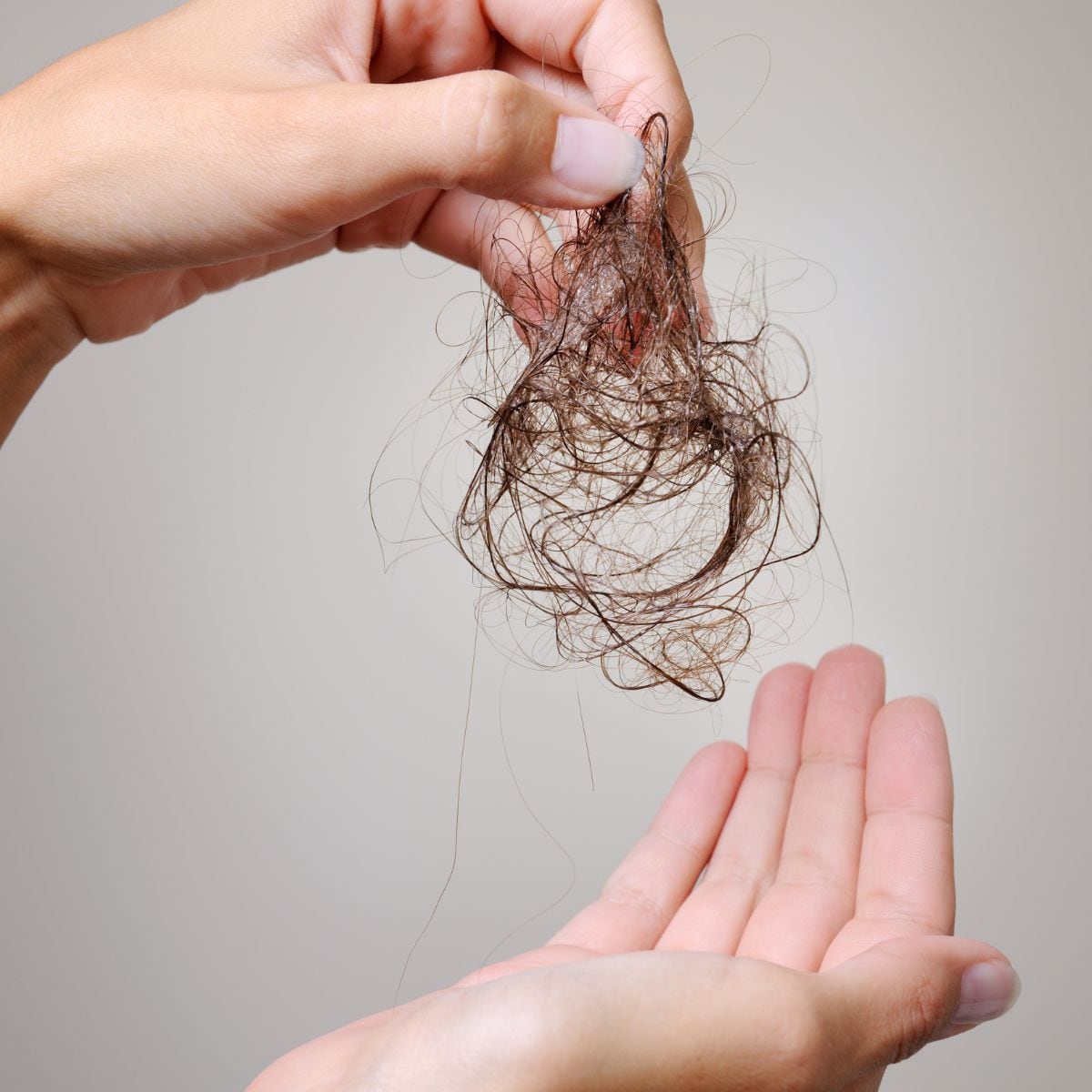 Quelles vitamines pour les cheveux qui tombent ? Top 5 nutriments clés